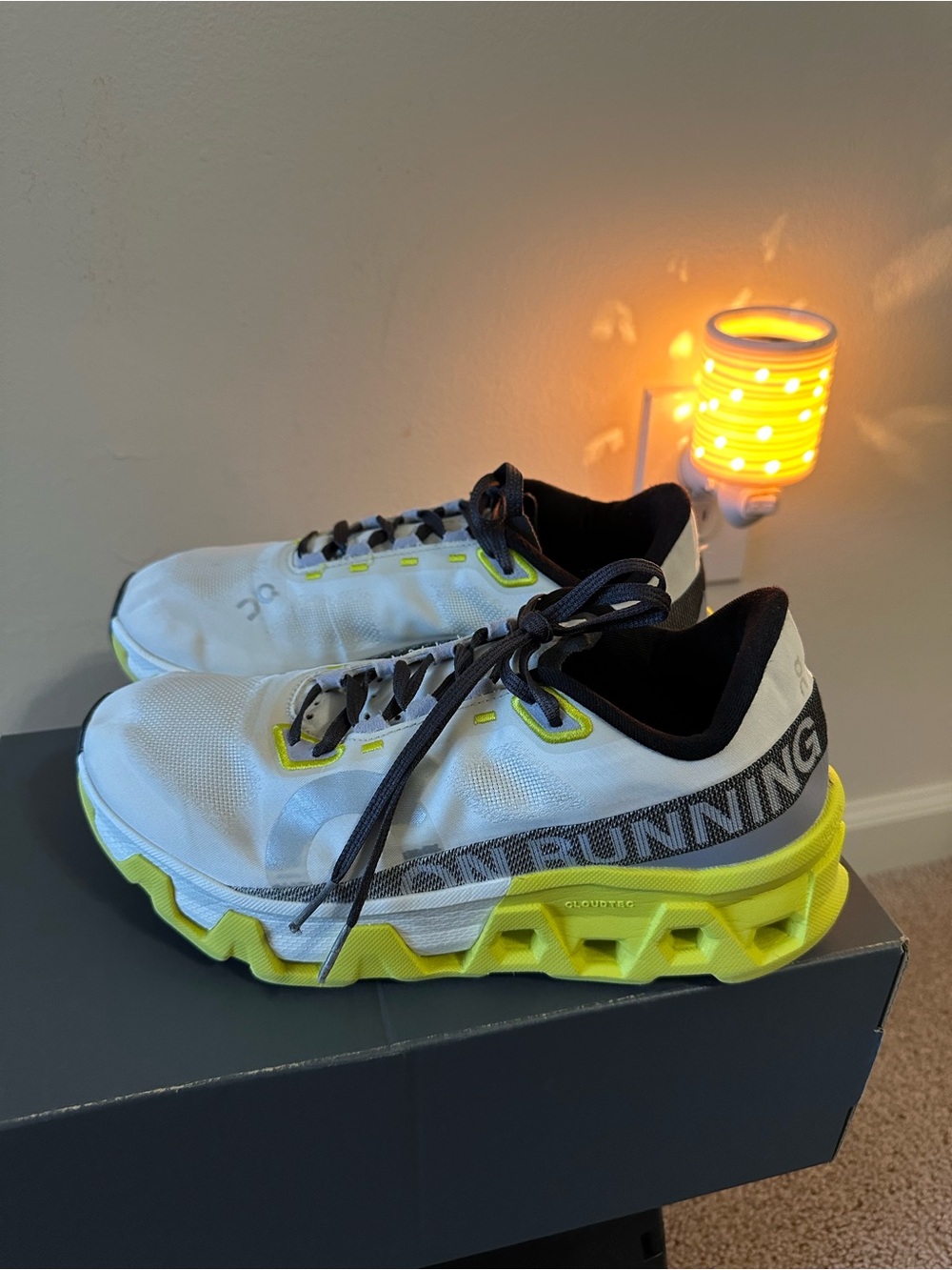 On Cloudmonster Hyper, Women’s White & Neon Yellow Cloud Running Shoes. Size 9 - Picture 2 of 8